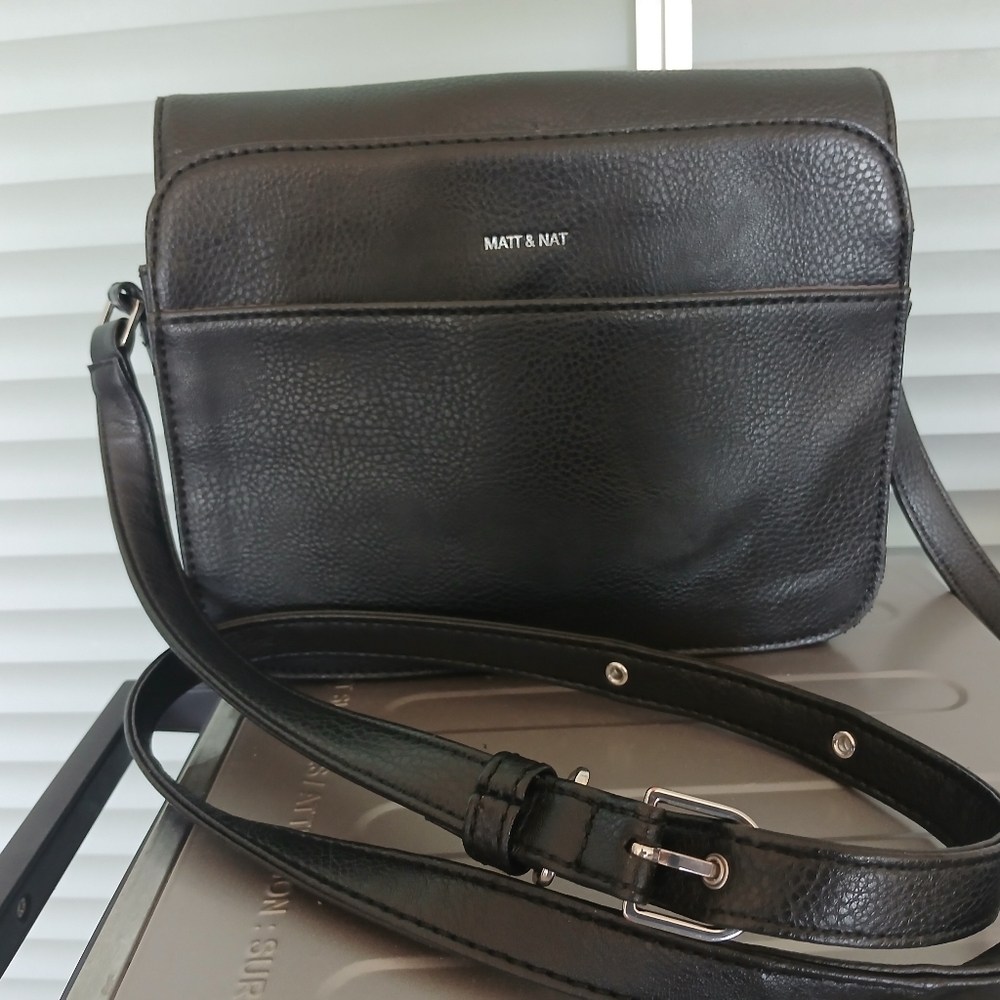 Matt & Nat Black Magnetic Crossbody Bag